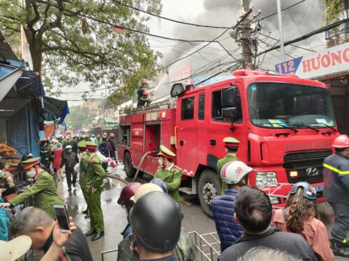 Khói đen ngùn ngụt Khói đen ngùn ngụt
