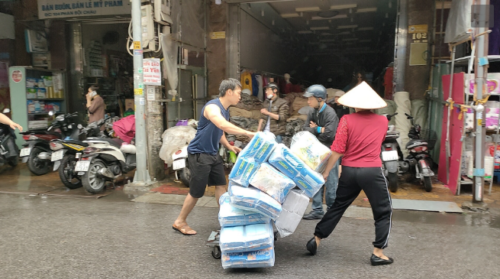Những xe đẩy được tận dụng triệt để để vận chuyển hàng hóa Những xe đẩy được tận dụng triệt để để vận chuyển hàng hóa