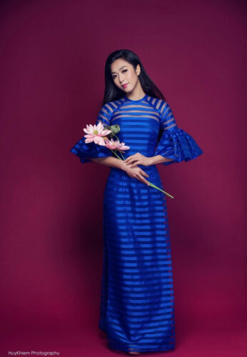Hà Thanh Xuân dịu dàng trong tà áo dài Hà Thanh Xuân dịu dàng trong tà áo dài