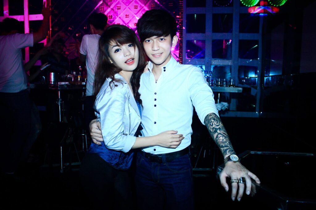 Hoàng Tử Gió khi còn làm nhiên viên tại quán Bar ở Hà Nội Hoàng Tử Gió khi còn làm nhiên viên tại quán Bar ở Hà Nội