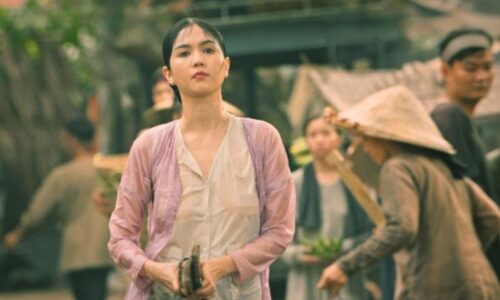 Phân cảnh lộ ngực của nàng mẫu Phân cảnh lộ ngực của nàng mẫu