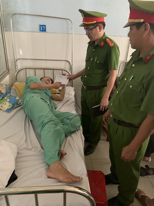 Cảnh sát tới thăm 2 vợ chồng Cảnh sát tới thăm 2 vợ chồng