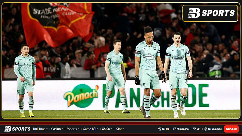 Người hâm mộ chỉ trích Arsenal bị loại khỏi C2 Người hâm mộ chỉ trích Arsenal bị loại khỏi C2