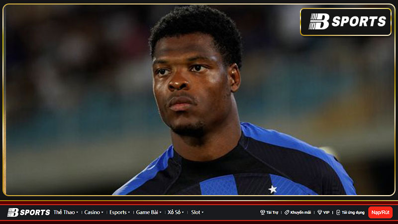 Denzel Dumfries kéo tụt quần đối thủ ở Champions League Denzel Dumfries kéo tụt quần đối thủ ở Champions League