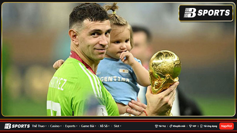 Emiliano Martinez bán găng tay thi đấu World Cup Emiliano Martinez bán găng tay thi đấu World Cup