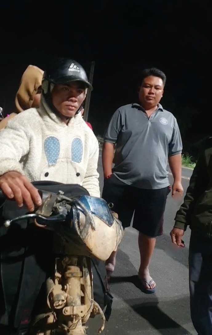 Hai anh em được nhiều người giúp đỡ Hai anh em được nhiều người giúp đỡ