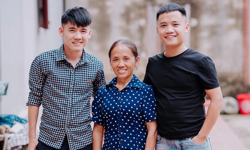 Bà Tân gắn liền cùng hình ảnh những mâm đồ ăn khổng lồ Bà Tân gắn liền cùng hình ảnh những mâm đồ ăn khổng lồ