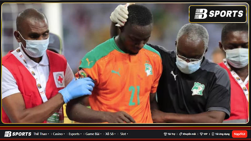 Eric Bailly đã khiến trung vệ Almike Moussa N'Diaye của Hyeres phải nhập viện vì đã hứng trọn một cú đá cao thẳng vào ngực Eric Bailly đã khiến trung vệ Almike Moussa N'Diaye của Hyeres phải nhập viện vì đã hứng trọn một cú đá cao thẳng vào ngực
