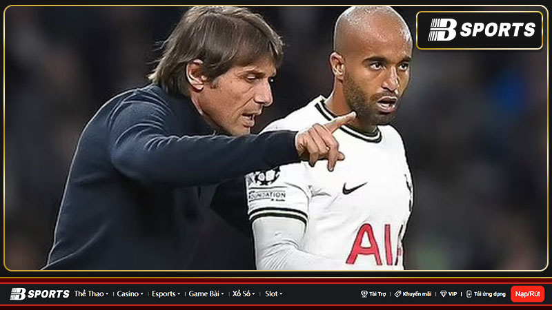 Các cầu thủ Tottenham quay lưng với HLV trưởng Antonio Conte Các cầu thủ Tottenham quay lưng với HLV trưởng Antonio Conte