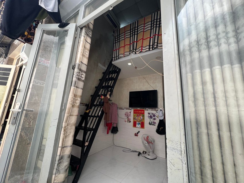 Vụ việc cha dượng và cô gái trẻ bất ngờ chết trong phòng trọ Hiện trường nơi xảy ra vụ việc cha dượng và cô gái trẻ bất ngờ tử vong trong phòng trọ