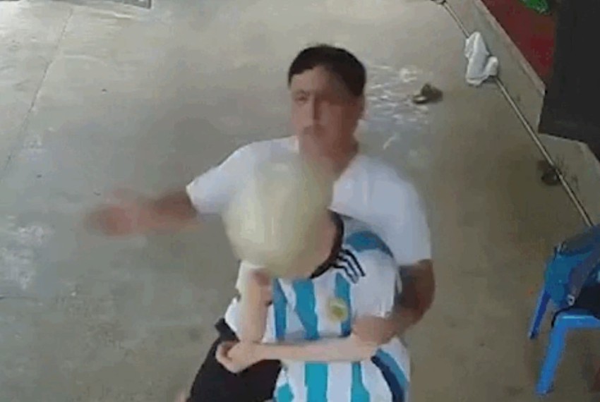 Người đàn ông này đã liên tục vả vào mặt cậu bé Người đàn ông này đã liên tục vả vào mặt cậu bé