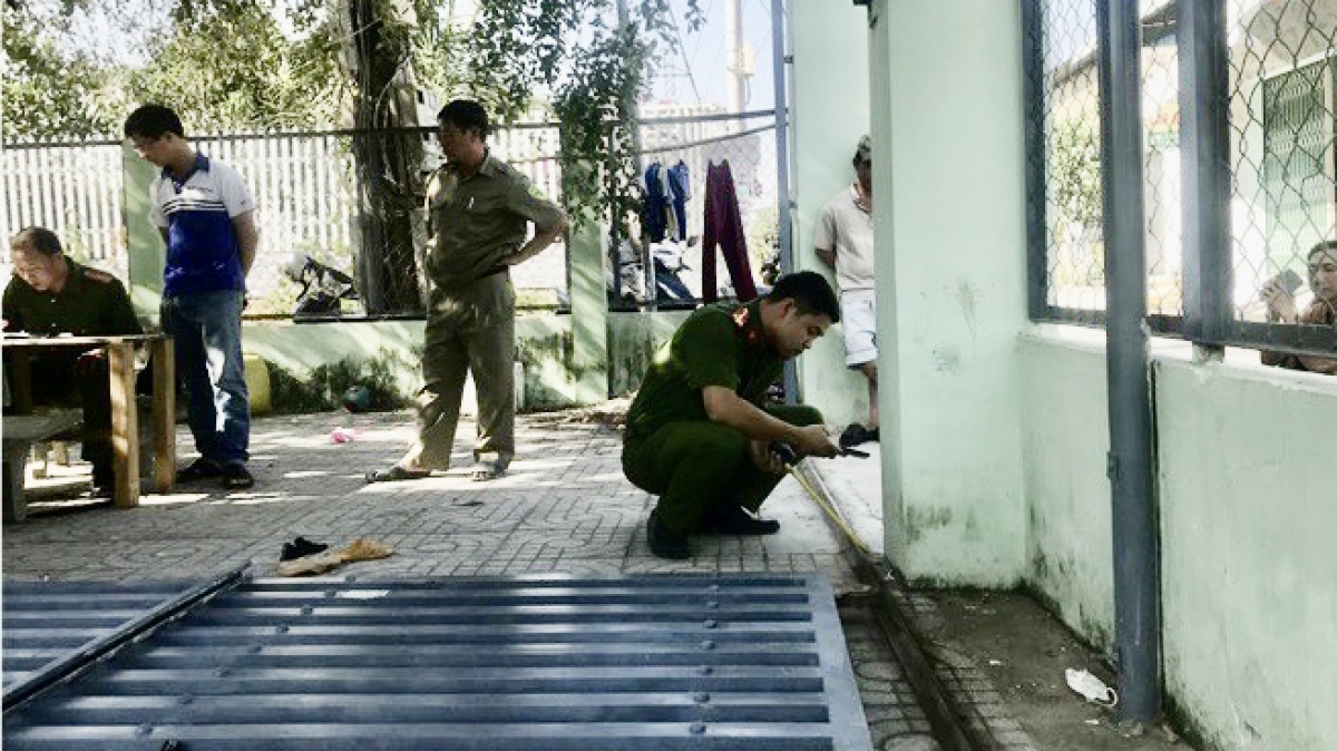 Lực lượng công an chức năng đã nhanh chóng đến hiện trường nơi xảy ra vụ việc đau lòng Lực lượng công an chức năng đã nhanh chóng đến hiện trường nơi xảy ra vụ việc đau lòng