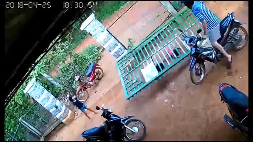 Vụ việc cháu bé 4 tuổi bị cổng sắt đè xuống gây tử vong Vụ việc cháu bé 4 tuổi bị cổng sắt đè xuống gây tử vong