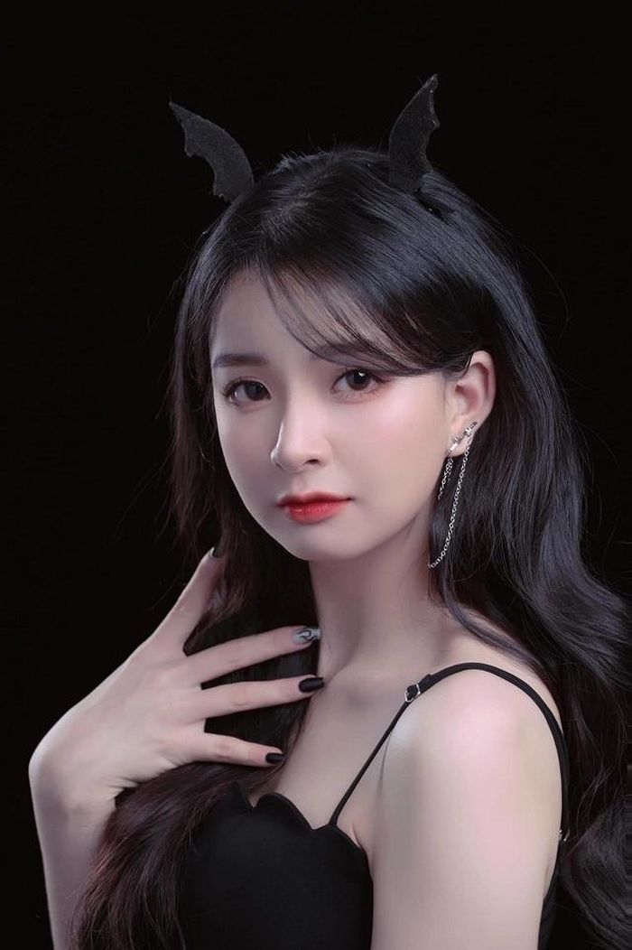 Sự nghiệp của cô nàng cũng dần bị tụt dốc không phanh và rồi vắng bóng hẳn Sự nghiệp của cô nàng cũng dần bị tụt dốc không phanh và rồi vắng bóng hẳn