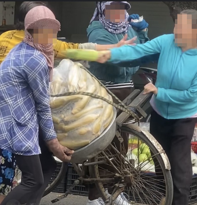Cụ bà bán ngô đã bị một người phụ nữ đánh túi bụi ở chợ Cụ bà bán ngô đã bị một người phụ nữ đánh túi bụi ở chợ
