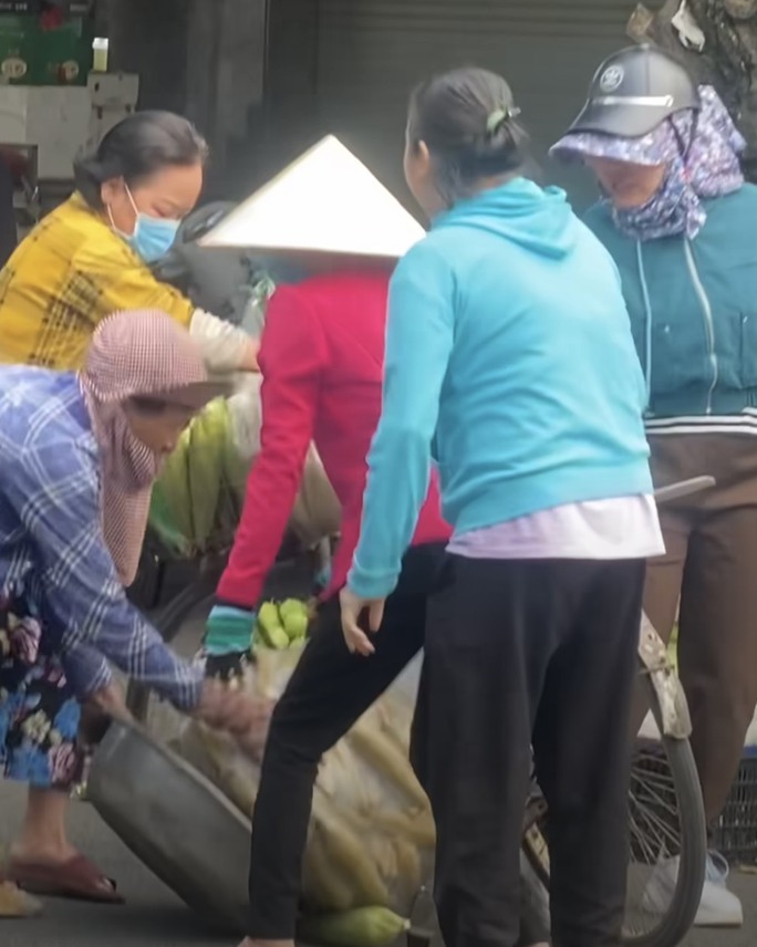 Rổ xe ngô đằng sau của bà đã bị đổ Rổ xe ngô đằng sau của bà đã bị đổ