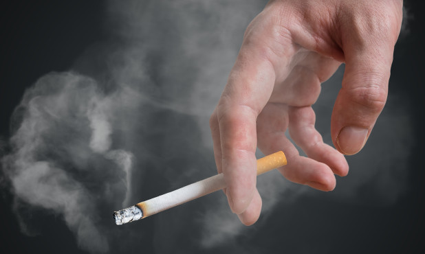 Người đàn ông hút thuốc làm cháy nhân tình Người đàn ông hút thuốc làm cháy nhân tình