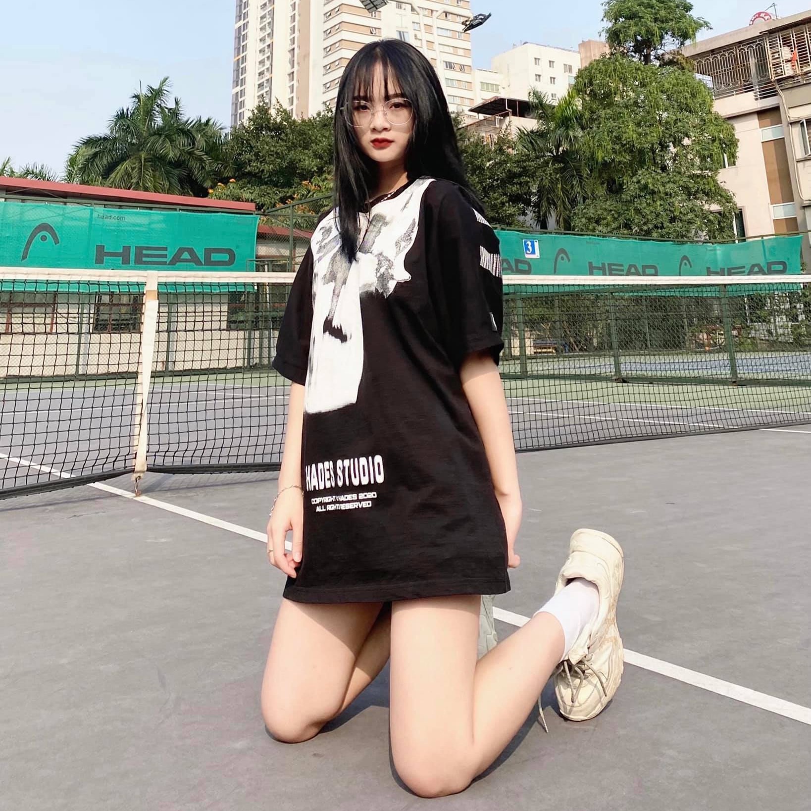 Cô nàng dường như không quan tâm Cô nàng dường như không quan tâm