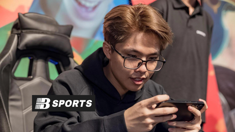 Game thủ Liên Quân sử dụng thiết bị để tham gia trận đấu Game thủ Liên Quân sử dụng thiết bị để tham gia trận đấu