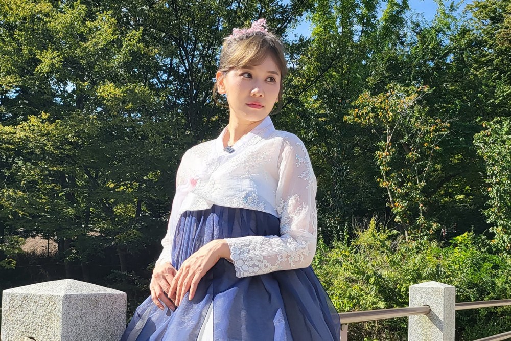 Cô nàng trong bộ hanbok truyền thống Cô nàng trong bộ hanbok truyền thống