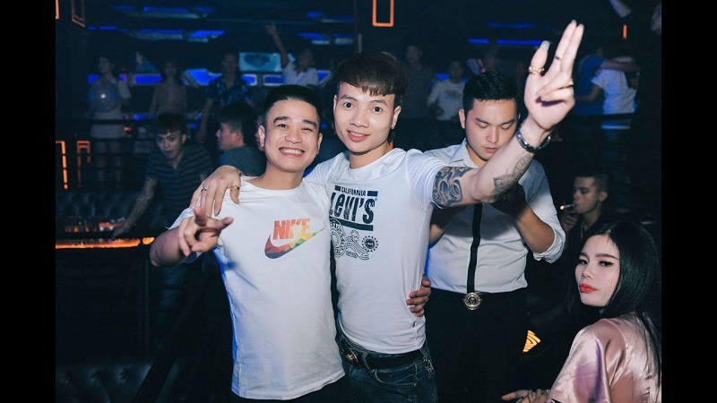 Khá Bảnh Meme đứng ở giữa Khá Bảnh Meme đứng ở giữa