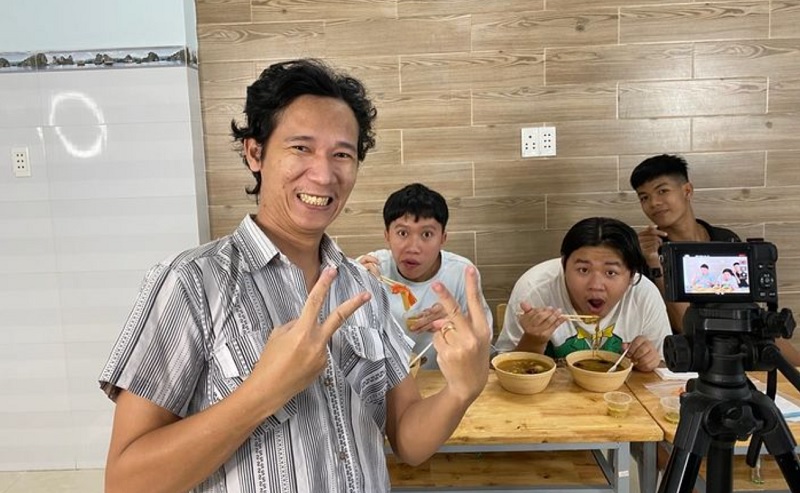 Các video đơn sơ gần gũi của anh khiến người xem thích thú Các video đơn sơ gần gũi của anh khiến người xem thích thú