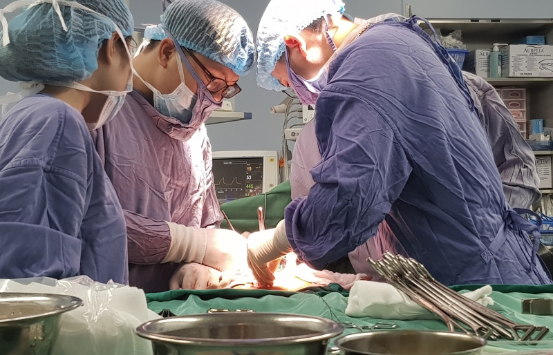 Nam thanh niên 27 tuổi đã được các bác sĩ nhanh chóng chỉ định mổ để lấy nhẫn ra khỏi "cậu bé" Nam thanh niên 27 tuổi đã được các bác sĩ nhanh chóng chỉ định mổ để lấy nhẫn ra khỏi "cậu bé"