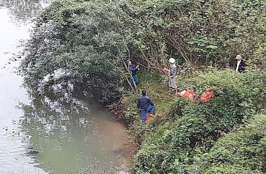 Đây chính là dòng sông mà người dân đã phát hiện thấy thi thể đang trôi nổi Đây chính là dòng sông mà người dân đã phát hiện thấy thi thể đang trôi nổi