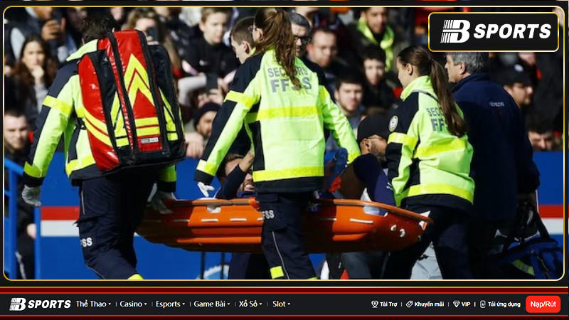 Neymar rời sân trên cáng khi Paris Saint-Germain thắng Lille tháng trước Neymar rời sân trên cáng khi Paris Saint-Germain thắng Lille tháng trước