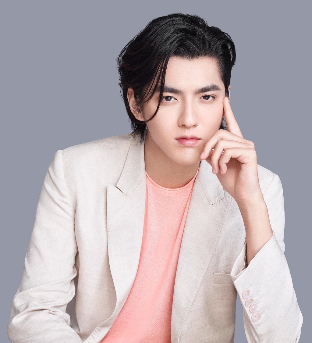 Chân dung của nam ca sĩ cùng với những lùm xùm Chân dung của nam ca sĩ cùng với những lùm xùm