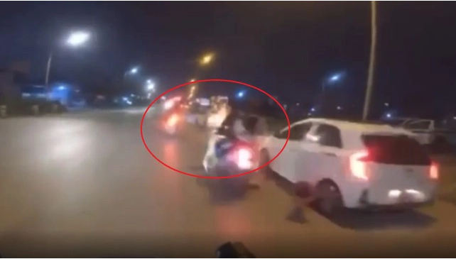 Camera ghi lại cảnh "quái xế"điên đâm mạnh vào cảnh sát giao thông đang làm nhiệm vụ Camera ghi lại cảnh "quái xế"điên đâm mạnh vào cảnh sát giao thông đang làm nhiệm vụ