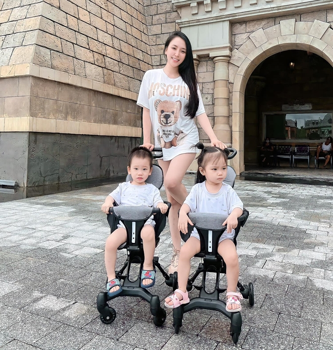 Cô nàng cùng với 2 em bé Cô nàng cùng với 2 em bé