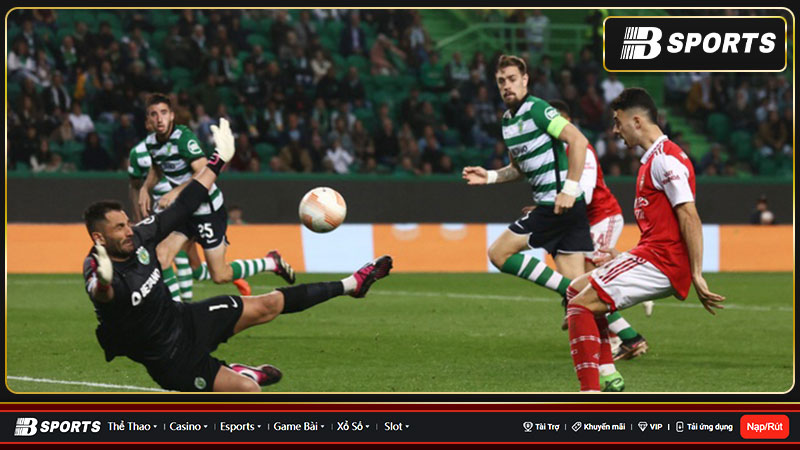 Với việc tuyển thủ Nhật phản lưới giúp Arsenal cầm hòa 2-2 trước Sporting Với việc tuyển thủ Nhật phản lưới giúp Arsenal cầm hòa 2-2 trước Sporting