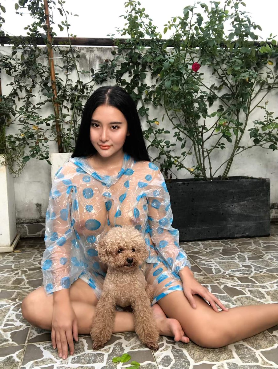 Cô nàng nude trong bộ áo mưa giấy chụp cùng chú cún cưng Cô nàng nude trong bộ áo mưa giấy chụp cùng chú cún cưng