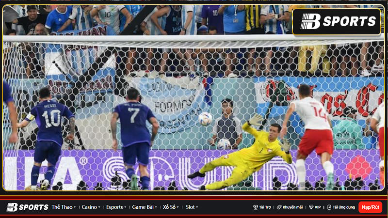 Wojciech Szczesny cản phá thành công quả phạt đền của Lionel Messi trong trận Ba Lan thua ở vòng bảng trước Argentina Wojciech Szczesny cản phá thành công quả phạt đền của Lionel Messi trong trận Ba Lan thua ở vòng bảng trước Argentina