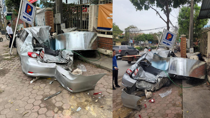 Chiếc xe ô tô con đã bị cuộn thép rơi xuống nét bét cả xe Chiếc xe ô tô con đã bị cuộn thép rơi xuống nét bét cả xe