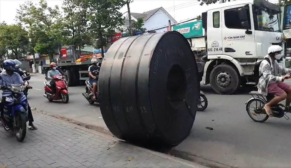 Cuộn thép ở dưới lòng đường sau khi rơi Cuộn thép ở dưới lòng đường sau khi rơi