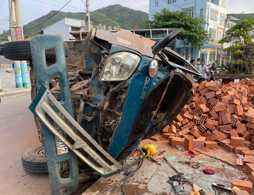 Vụ tai nạn kinh hoàng đã khiến cho 4 người thương vong Vụ tai nạn kinh hoàng đã khiến cho 4 người thương vong